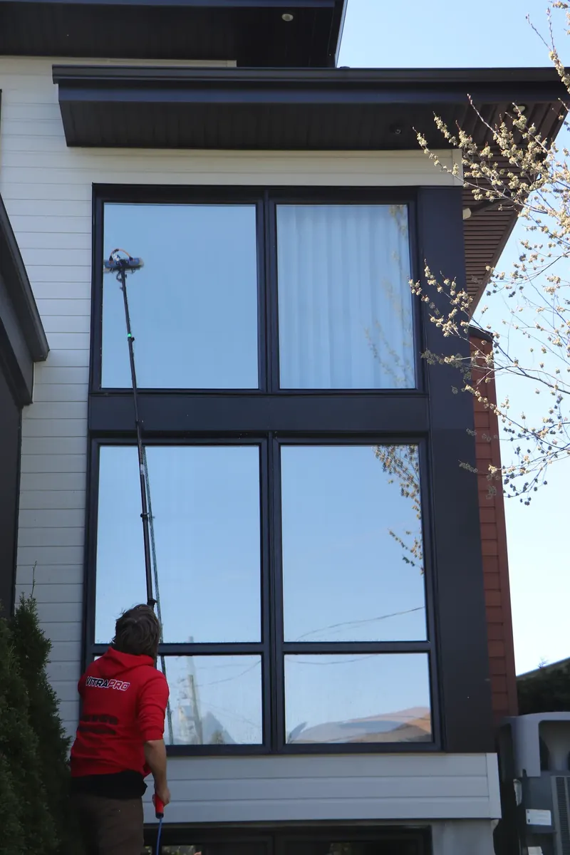 Technicien VitraPro en uniforme au travail sur une résidence de la Rive-Sud, à Saint-Laurent